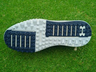 UA Charged Breathe Spikeless Talla 6